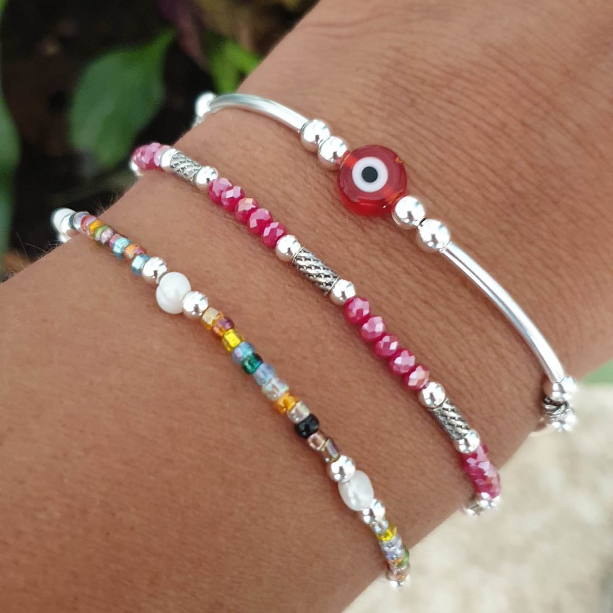 venta de puslera ojo piedra rojo moda es de plata de ley 925, su diseño de bolita y tubos lisos