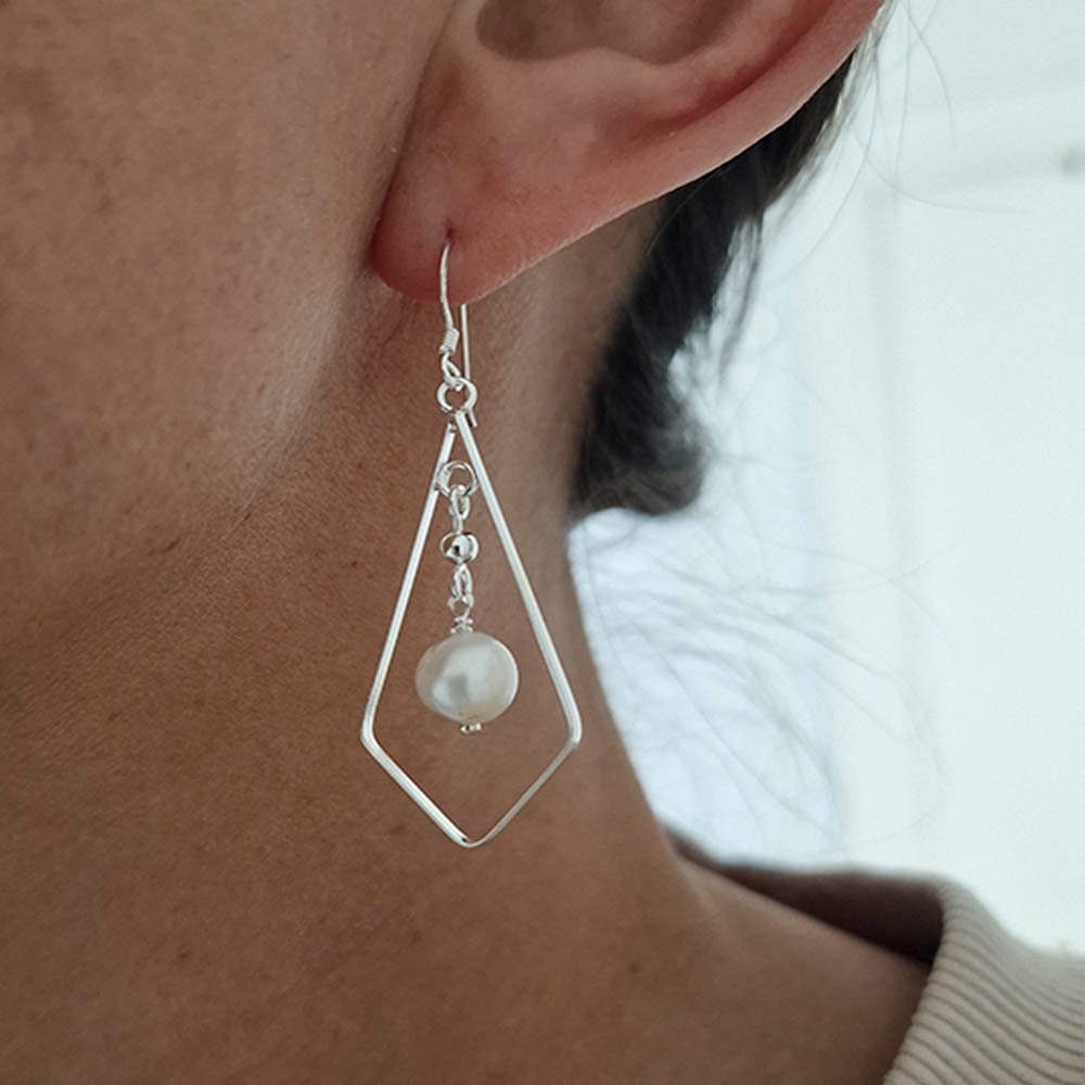 Vendita di orecchino lungo con conchiglia di perle ed è realizzato in argento sterling 925.